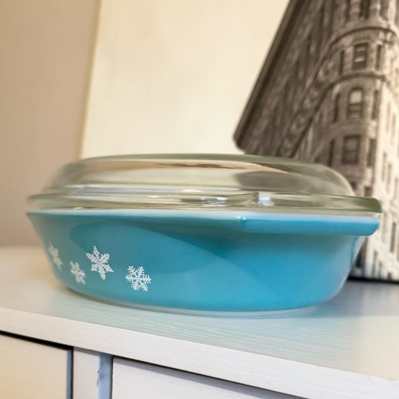Vintage Pyrex 1 1/2 Qt Divided Casserole Dish with Lid Snowflake - Picture 4 of 9